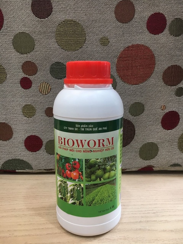 Phân bón lá Bioworm chai 1 lít là một dạng phân bón lá hữu cơ 100% được chiết xuất từ con trùn quế và tảo